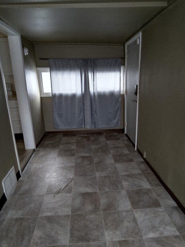 Building Photo - 1308 E Queen Ave