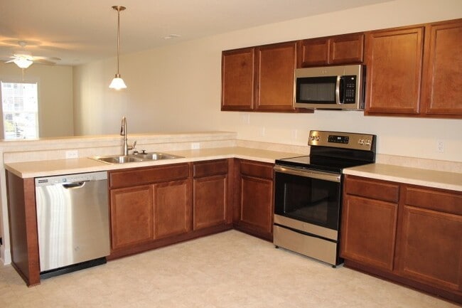 Building Photo - Gorgeous Townhome!