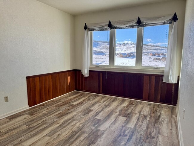 Building Photo - 207 Lake Dr