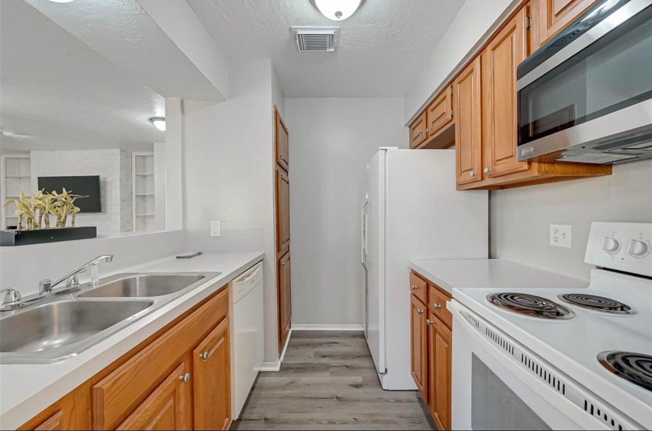 Kitchen - has been remodeled. Updated photos to come. - 10826 Lynbrook Dr