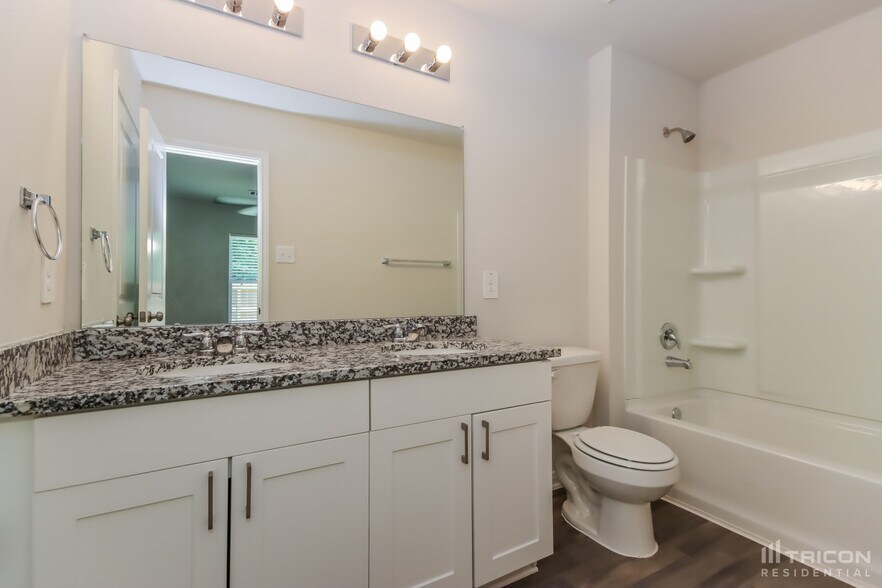 Building Photo - 15791 Del Norte Dr