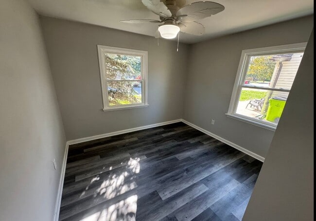 Building Photo - Roseville Three bedroom is a must see!!