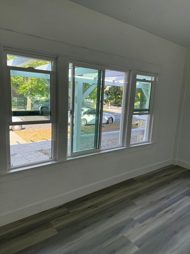 Building Photo - 1301 W 47th St