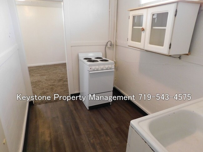 Building Photo - Move-In Special! $400 Off! -  Eastside Efficiency Apt in Triplex  $800/$800