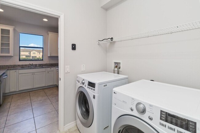 Building Photo - Bright & Stylish 3-Bedroom Townhome with Pond Views in Gated Seven Oaks