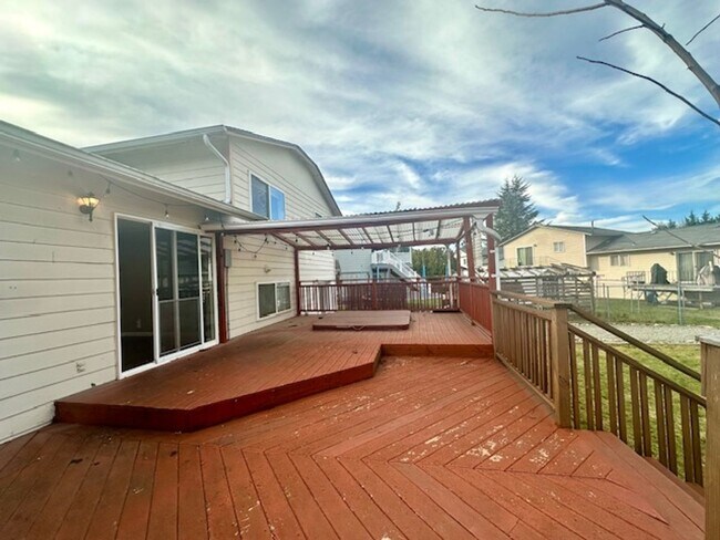 Building Photo - 4 bedroom -Split level and large deck/fenced yard!