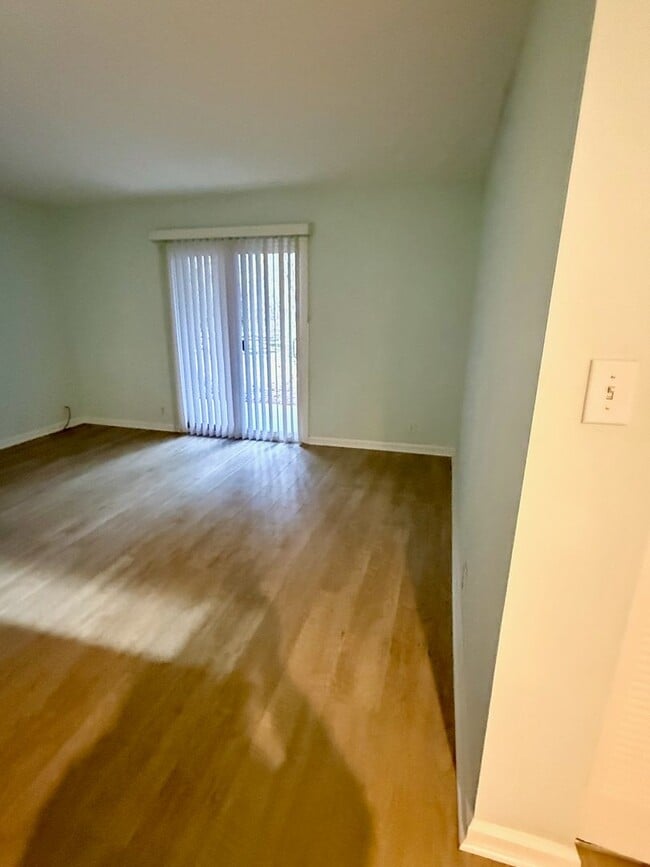 Building Photo - Comfortable coastal living in a convenient mid-island location! Available Now!