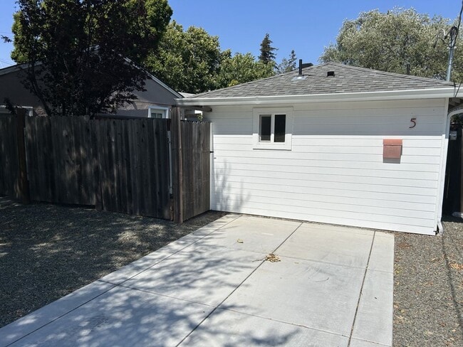 Primary Photo - Amazing Super Cute Stand-Alone Studio in B...