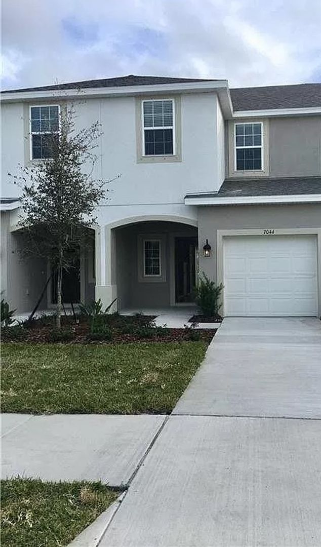 Building Photo - Lovely 3 BR, 2 BA Riverview Townhome!