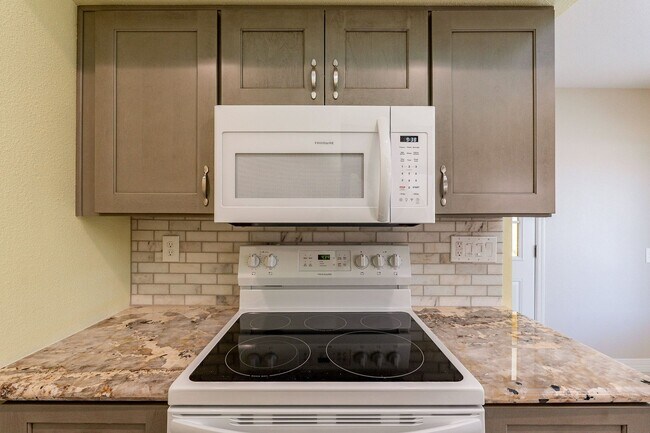 Building Photo - Modern Updated Home in Gated Community of ...