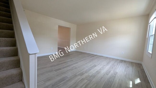 Building Photo - 9819 Town Ln