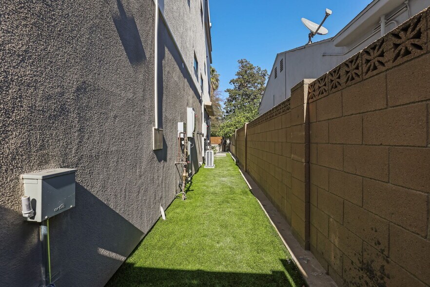 Building Photo - 11010 Hortense St