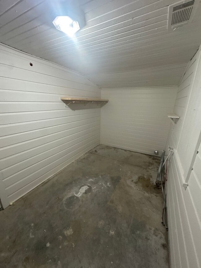 Building Photo - 723 Hall St