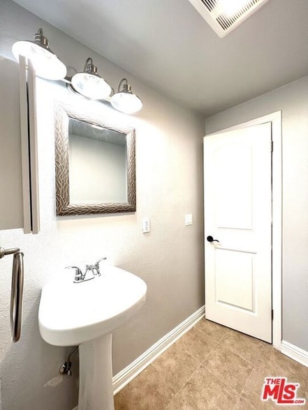 Building Photo - 14236 1/2 Tiara Street Unit