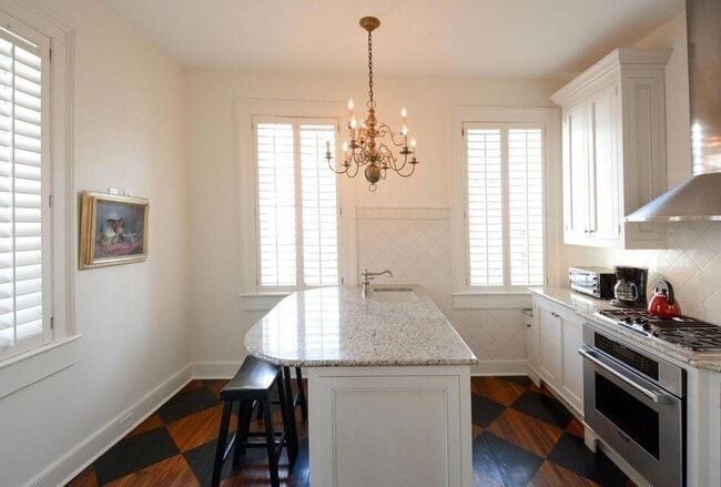 Building Photo - 61 Queen St