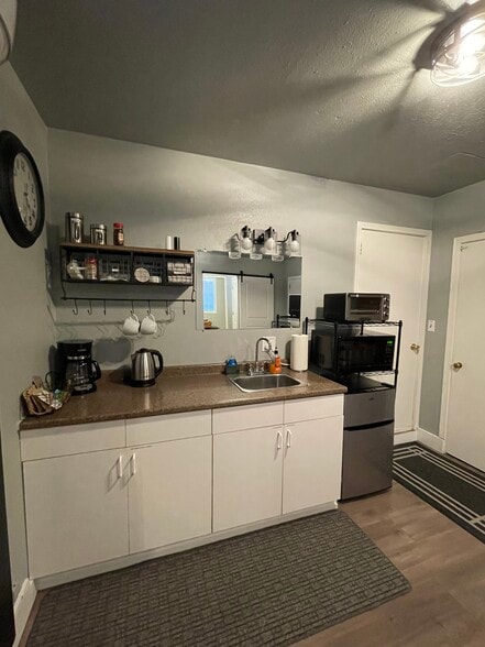 Kitchenette Image 1 - 903 W Linden St