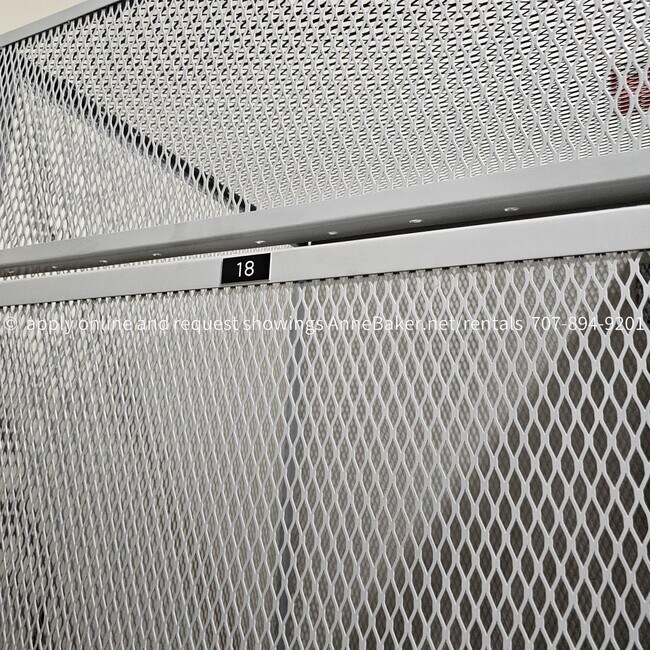 Building Photo - Exquisitely Updated Condo - Must See