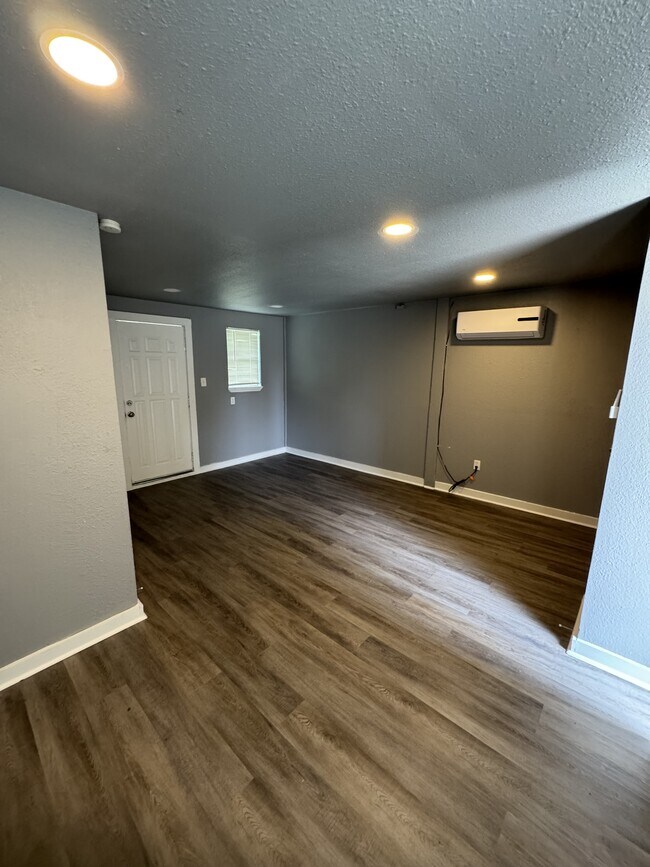 Building Photo - 115 Plainview Dr