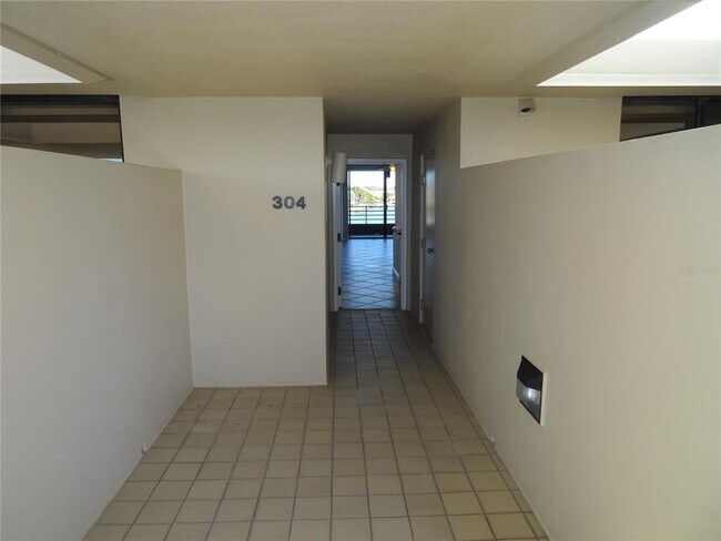Building Photo - 2775 Kipps Colony Dr S