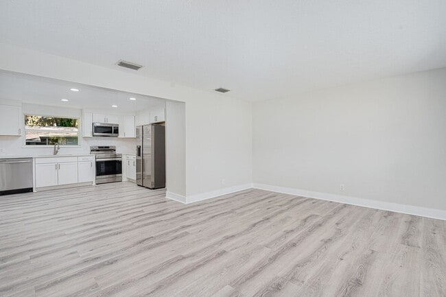 Building Photo - Fully Remodeled 2 Bedroom Home in Prime Ormond Location
