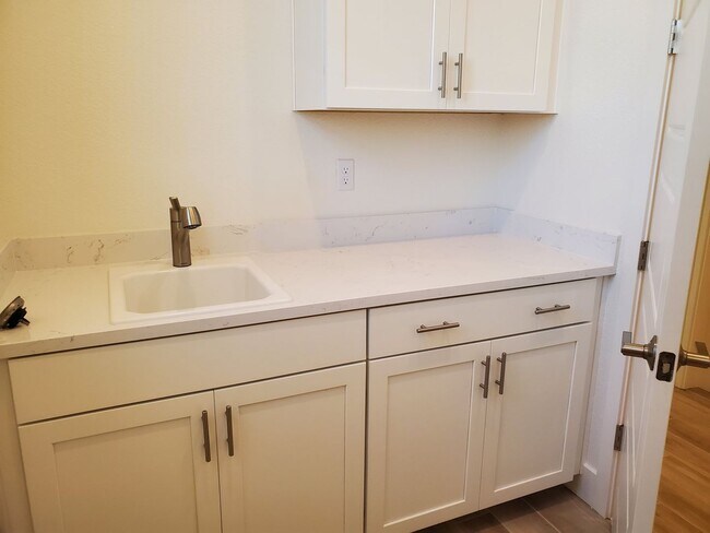 Building Photo - Next Gen Home with main house and guess unit in Spring lake Area