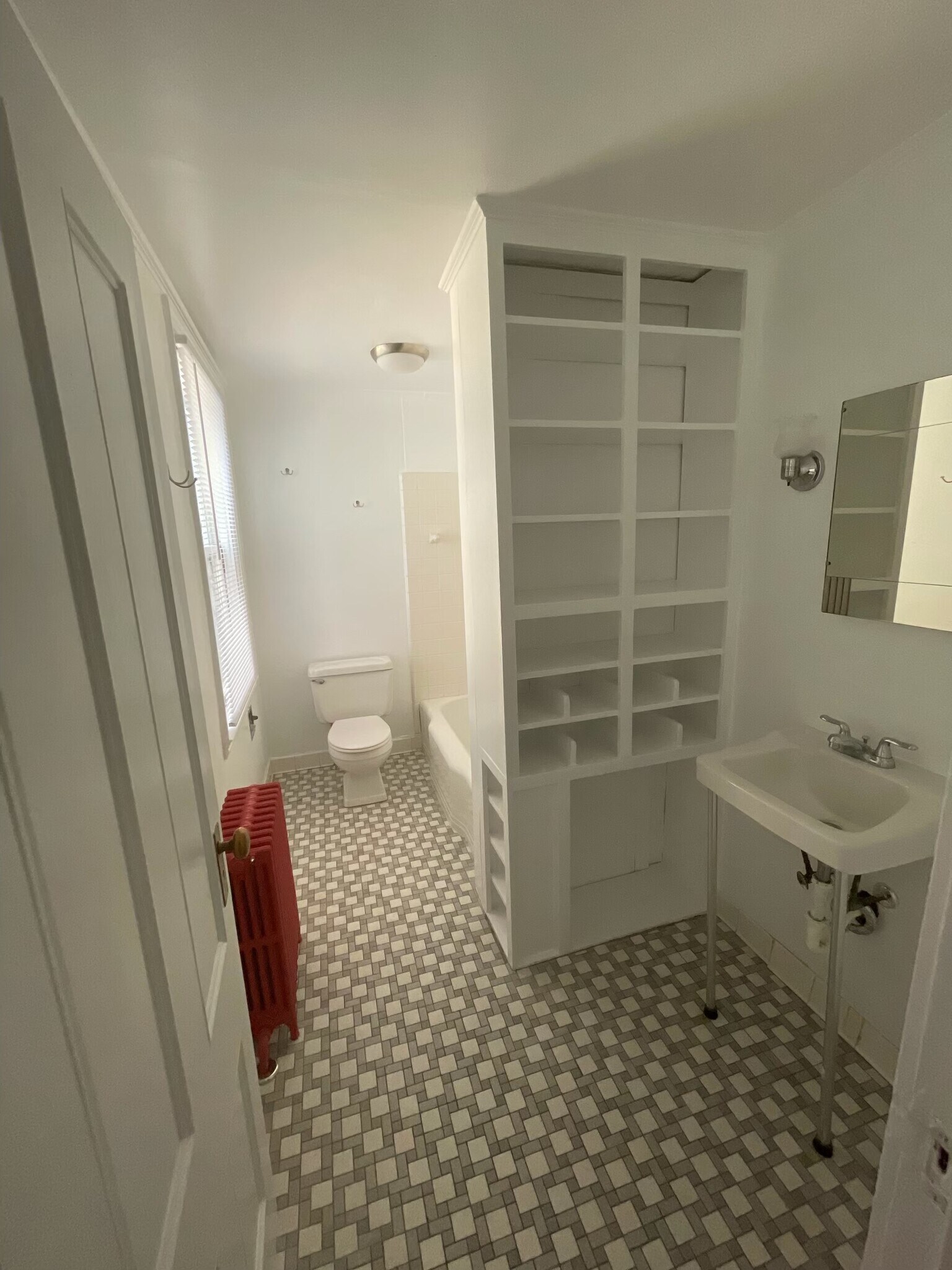 Bathroom - 1 - 110 Woodward St