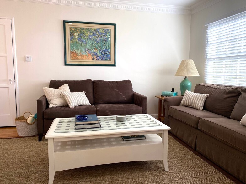 Living Room - 1286 Devon Ave