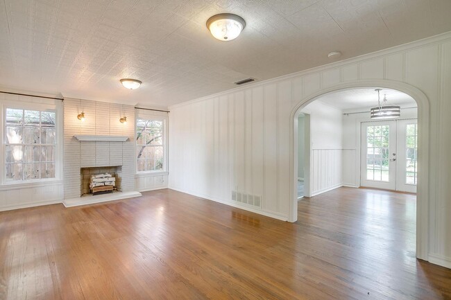 Building Photo - Arlington Heights Bungalow