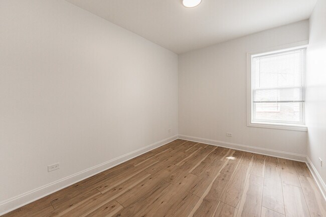 Building Photo - 2109 N Hamlin Ave