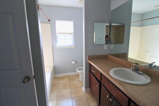 Building Photo - 3 Bedroom Home in Wakulla Gardens Available Now