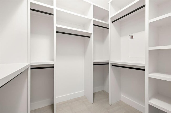 Building Photo - 4602 Mt Vernon Dr