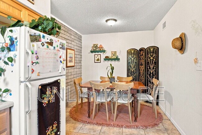 Building Photo - 1811 N Meadow Lark Dr