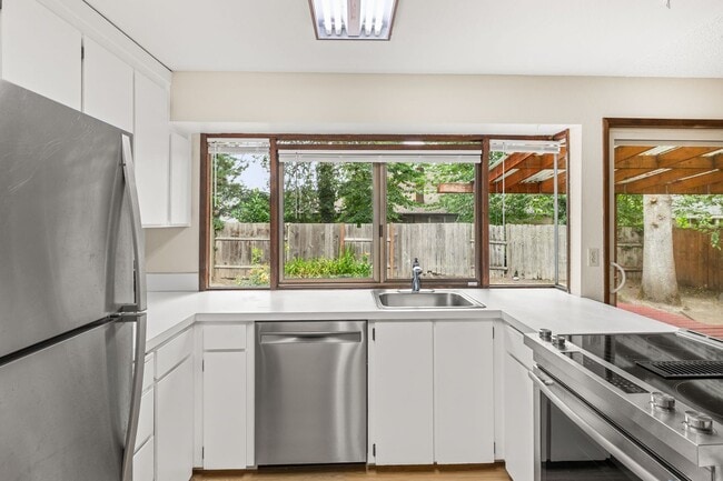 Building Photo - Must See! 3 bed/2 bath home with amazing private backyard - Double Garage/Community Pool