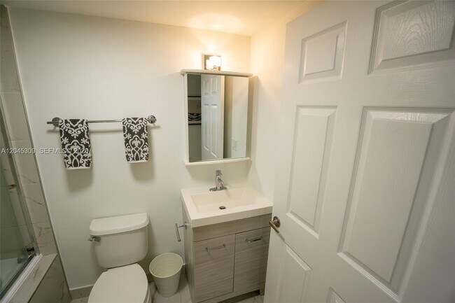 Building Photo - 2951 S Bayshore Dr