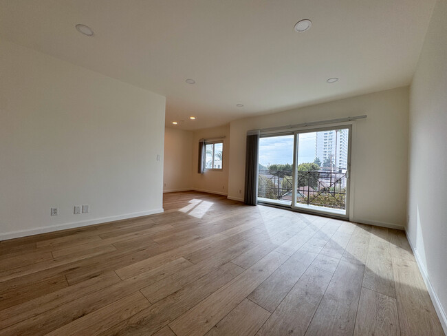 Livingroom and diningroom with windows and balcony - 2721 2nd St