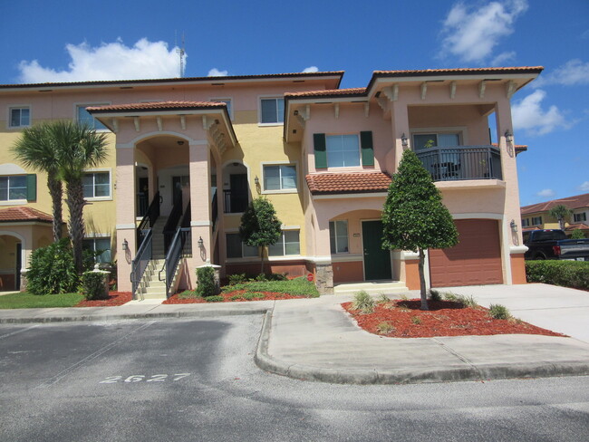 Primary Photo - Lovely 3 BR / 2 BA Condo Located In Desira...