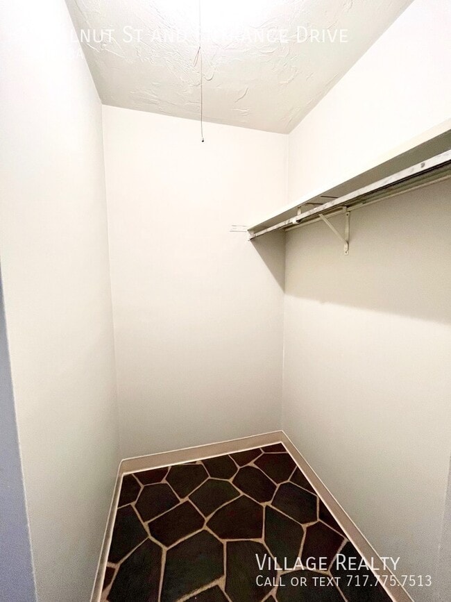 Building Photo - 302 N Walnut St