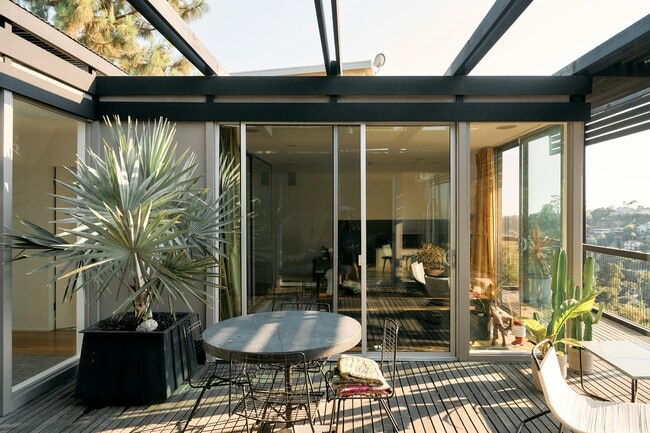 Building Photo - 2743 Hollyridge Dr