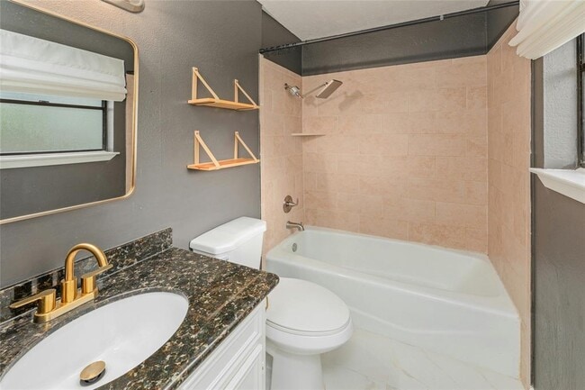 Building Photo - 801 E 3rd St