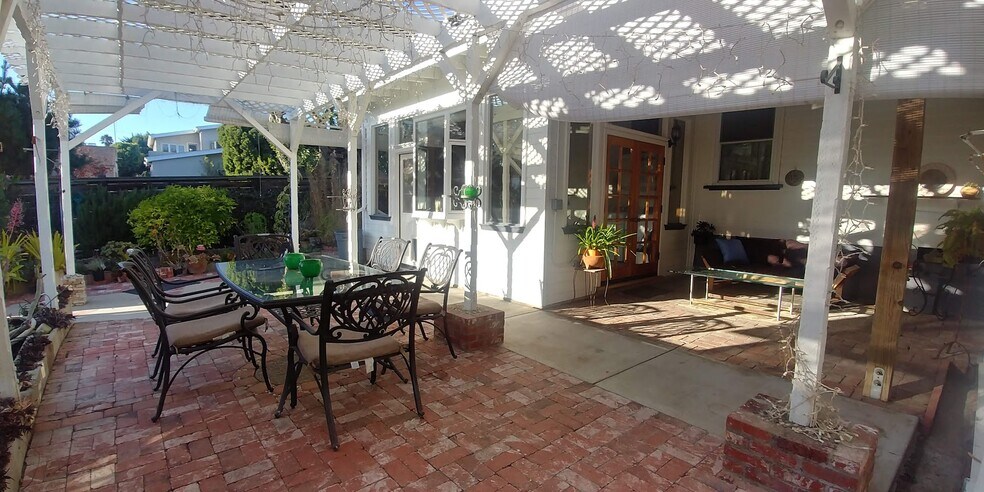 Building Photo - 3555 Colonial Ave