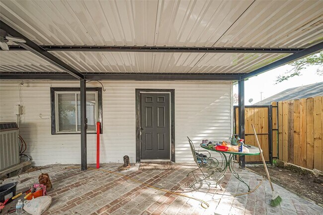 Building Photo - 1308 W Dumble St
