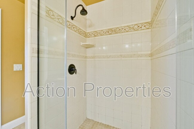 Building Photo - 649 Hollingsworth Dr