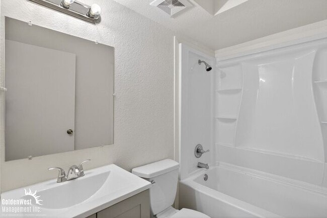 Building Photo - Stylish 2Bdm 1Ba Apartment with Fireplace in Phoenix - MI Special!
