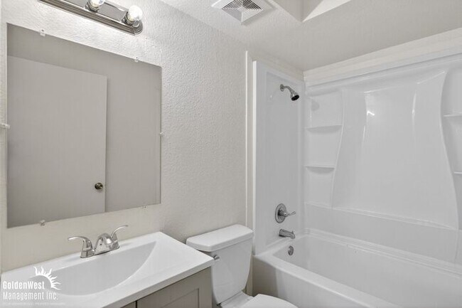Building Photo - Stylish 2Bdm 1Ba Apartment with Fireplace in Phoenix!