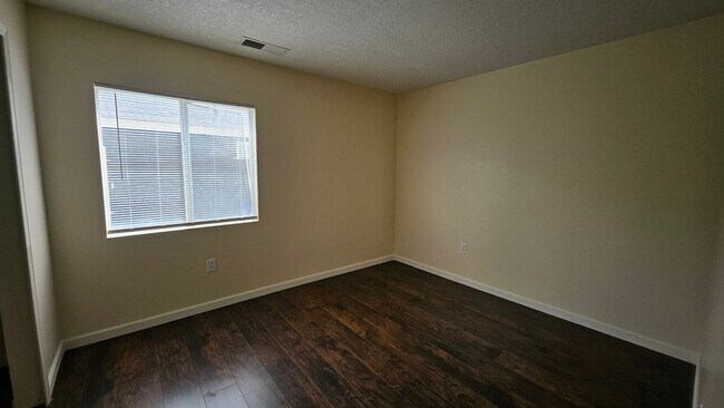 Building Photo - 5 Bed 3 Bath