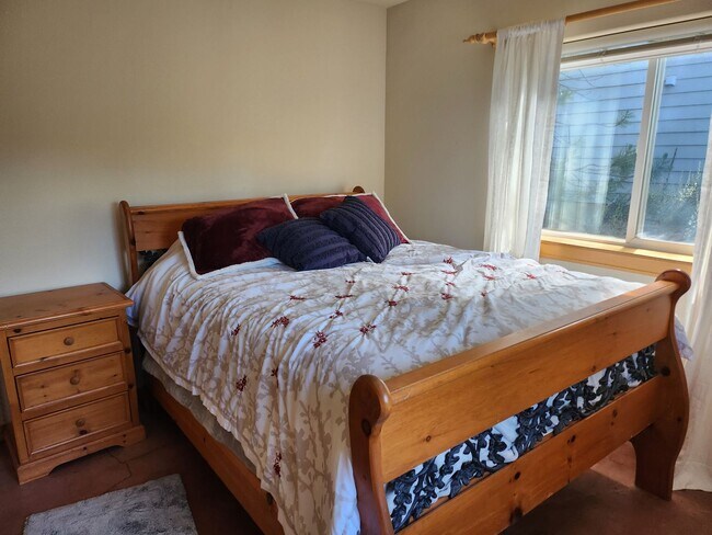 Building Photo - Available Now! | West Hills | Bend