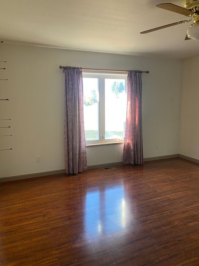 Building Photo - 3 bed 2.5 bath