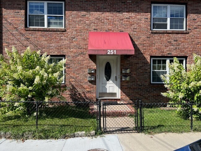 Primary Photo - 251 Faneuil St