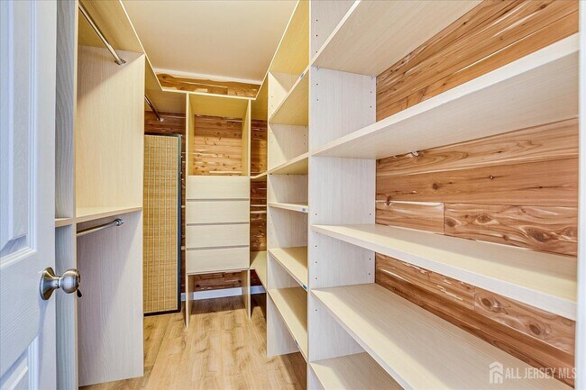 Building Photo - 9 Regent Ct