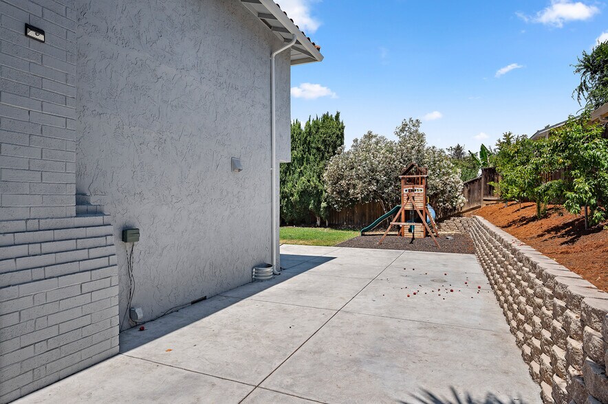 Building Photo - 3661 Slopeview Dr